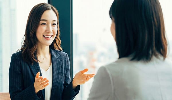 笑顔で相談に乗っているファイナンシャルプランナーの女性